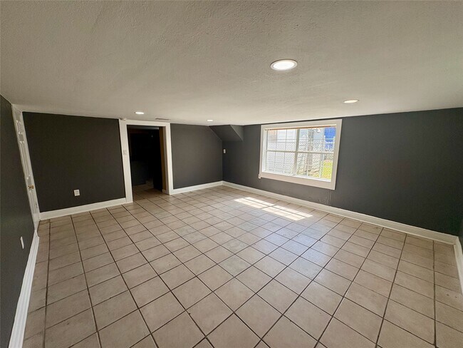 Photo - 4817 Ave Q 1/2