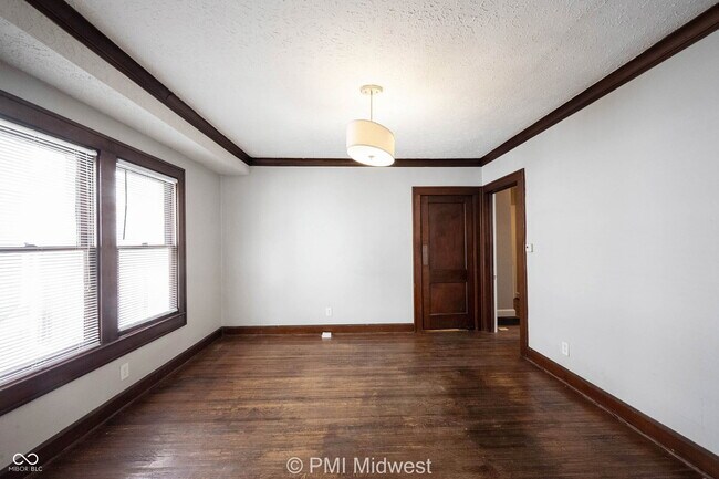 Photo - 4905 Broadway St