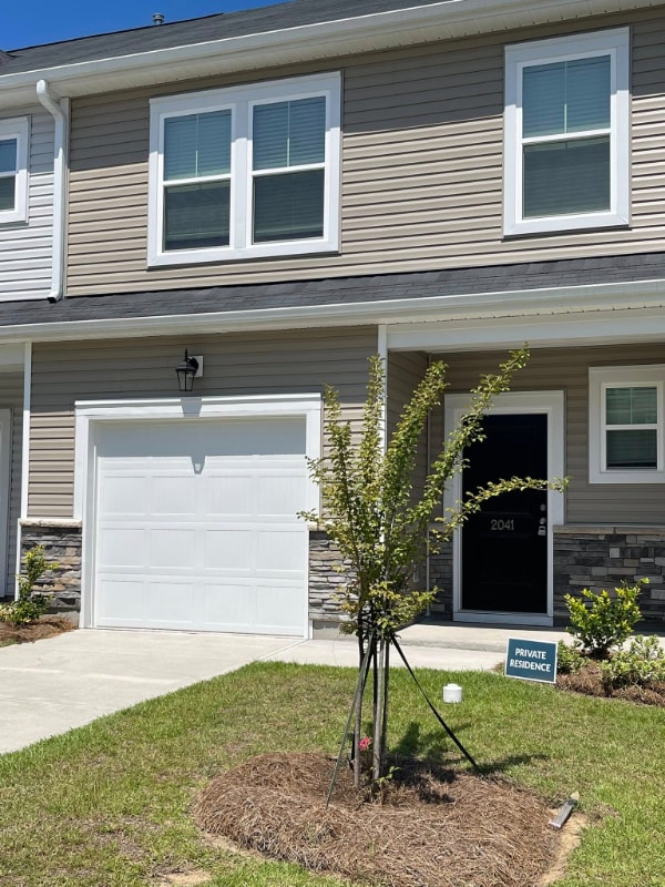 Building Photo - 2041 Dy Lily Dr Rental