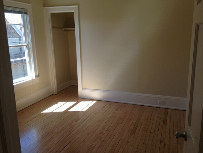 Photo - 2625-29 N Oakland Ave Unidad 2625 - Upper