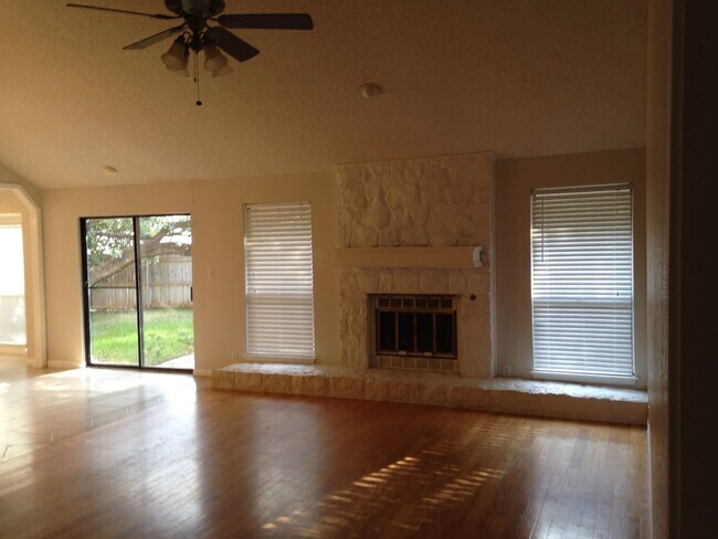Photo - 410 Deepwood Dr