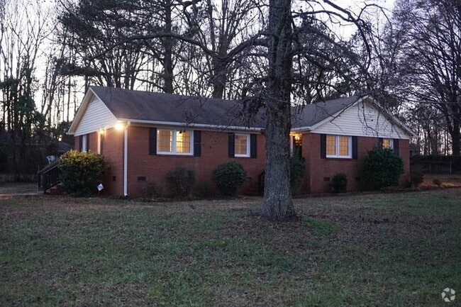 Building Photo - 8033 Albemarle Rd Rental