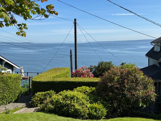 Building Photo - enchanting one bedroom beach cottage available now.....
