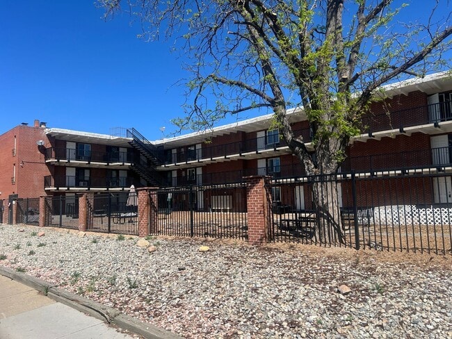 Building Photo - 1 bedroom condo in Yosemite Court Condominiums! Available Now! Unit 102