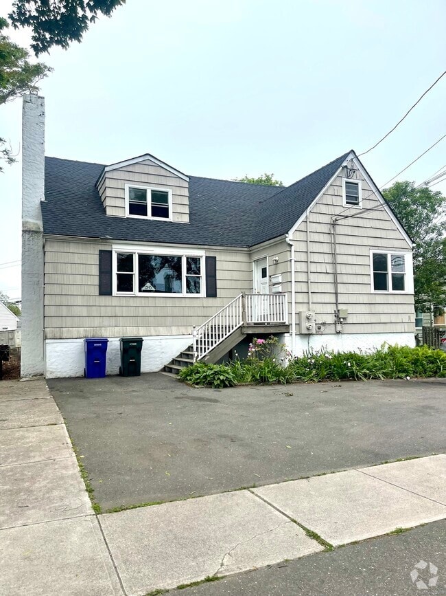 Building Photo - 1345 Main St Rental