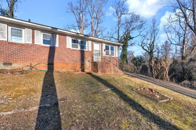 Photo - Freshly Updated 2BR / 1BA Single-Level Duplex $1350/mo rent*** Unit B