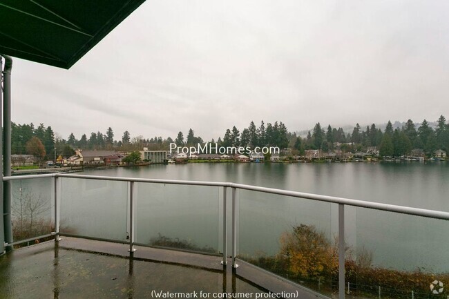 Building Photo - Top Floor Two Bedroom Lakefront Condo in D...