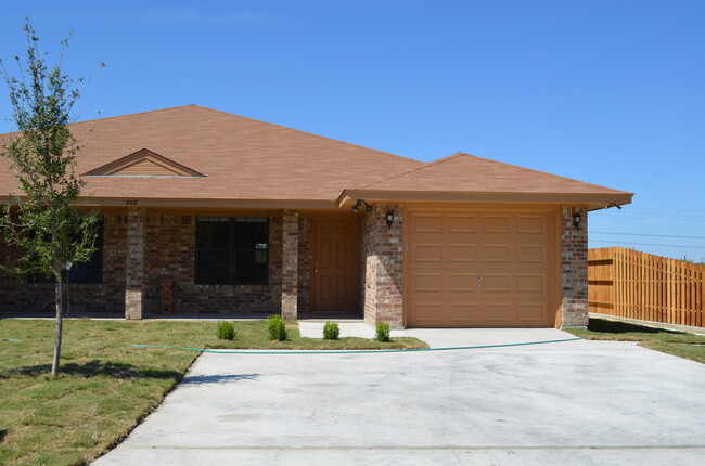 Building Photo - 908Rebecca Unit B - READY/ SHOWABLE Rental