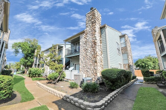 Building Photo - 3758 Tanglewilde St Unit 6 Rental