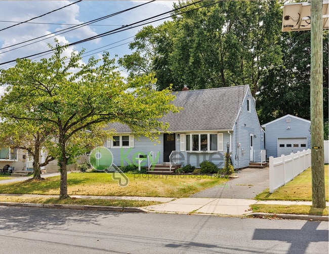 Building Photo - Spacious Clifton Cape with Finished Baseme... Rental