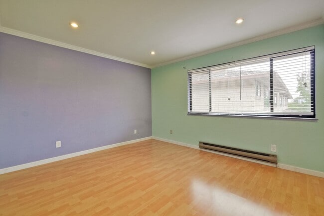 Photo - Popular Woodside Commons at Its Finest. Unit 24