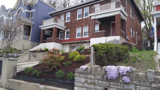 Building Photo - 136 Fairfield Ave Unit 2 A