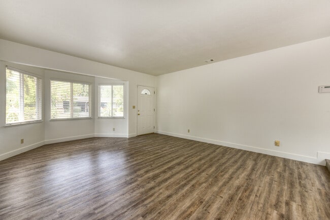 Photo - 527 Scripps Dr