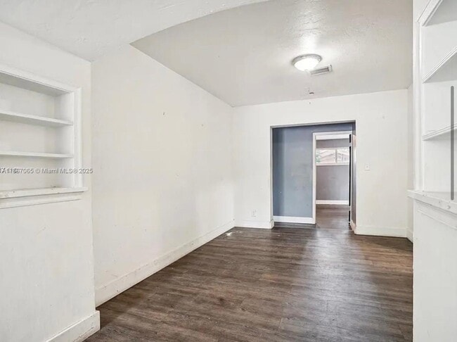 Photo - 586 NW 48th St