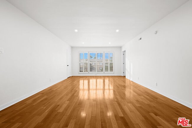 Photo - 354 S Camden Dr Unit 9