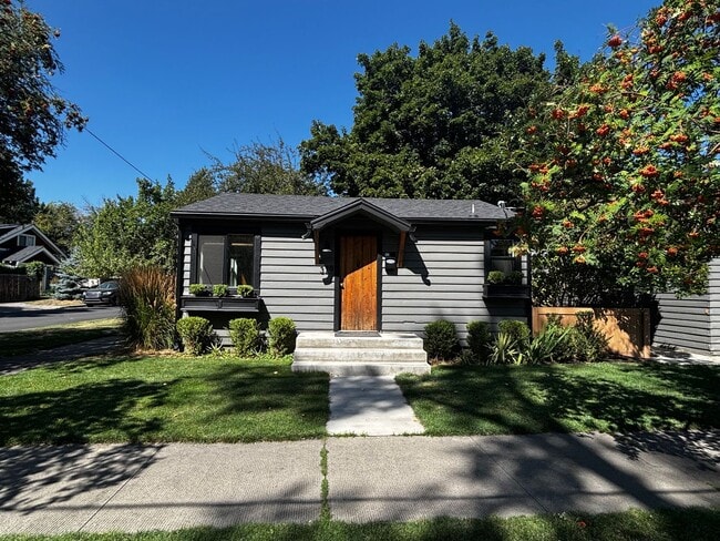 Building Photo - Adorable Downtown House, Newer Flooring/Paint/Appliances, A/C, Storage, Fenced Yard