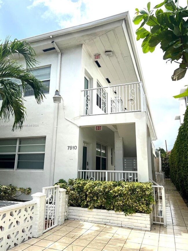 Building Photo - 7510 Carlyle Ave Unit 3