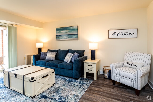 2BR, 1.5BA - 806SF - Livingroom