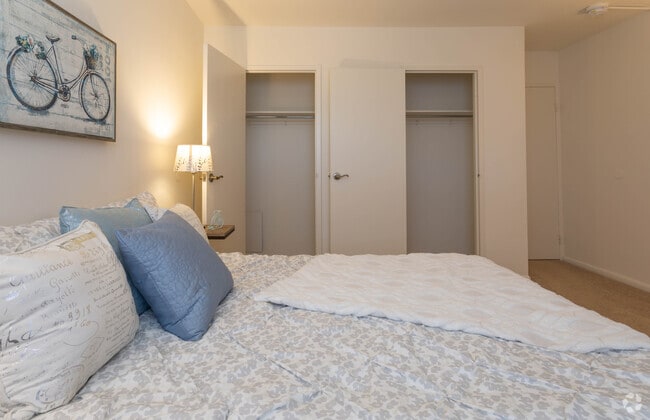 2BR, 1BA - 897 SF