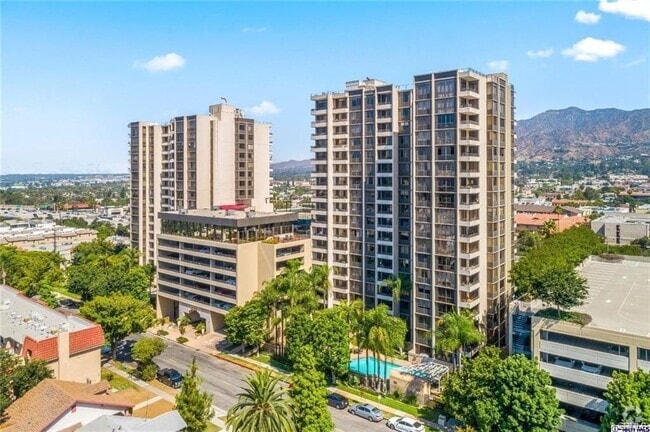 Building Photo - 343 Pioneer Dr Unit ph2 Rental