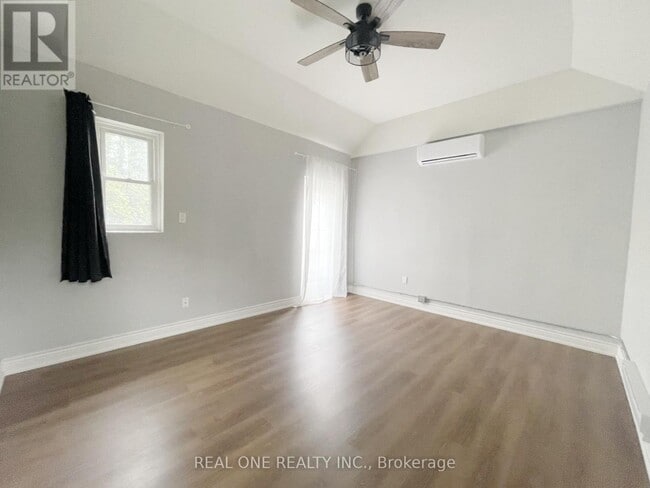 Photo - 118 Queen St S