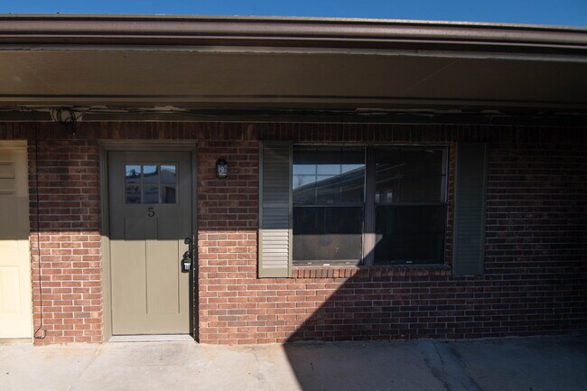 Building Photo - This freshly renovated 1-bedroom, 1-bath u... Unit 9 Rental