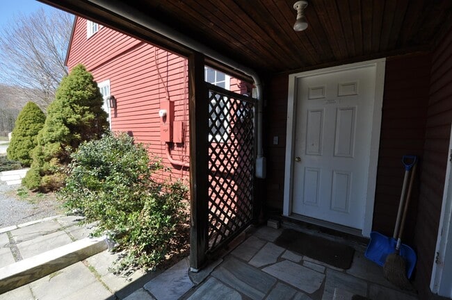 Photo - 7190 Main St