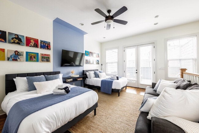 Photo - 1063 E Trinity Ln Unidad ID1043944P