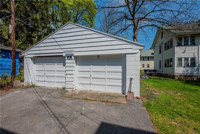 Photo - 575 Woodbine Ave