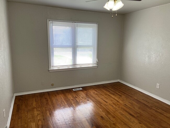 Photo - 3 bed 2 bath -Edmond (Danforth and Blvd)
