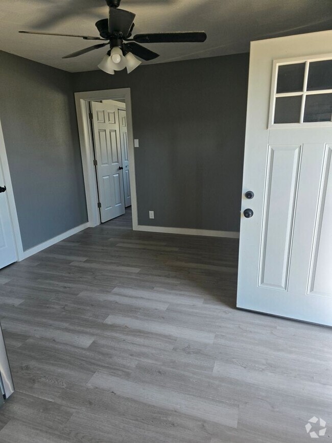 Building Photo - Newly Renovated 1 Bed 1 Bath Unit 4 Rental