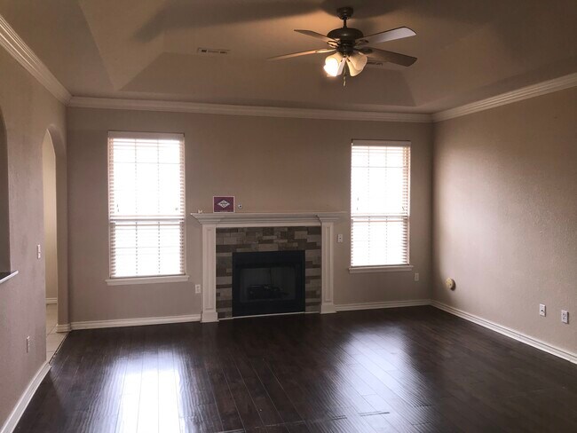 Photo - 460 Novarra Dr