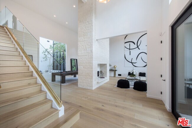 1378 N Doheny Dr