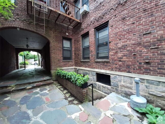 Building Photo - 1 Hillside Ave Unit 1A Rental