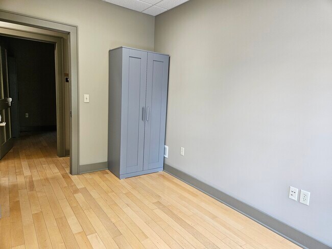 Habitación 102 - dormitorio - 206 N Charles St