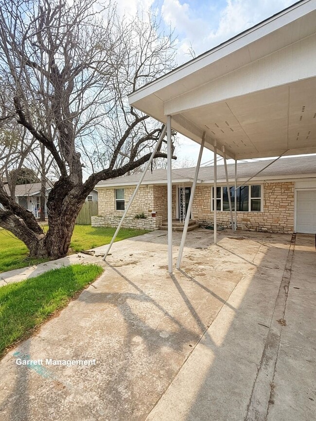 Photo - Spacious 5 Bedroom, 3 bath