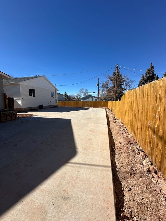 Building Photo - Inviting upstairs unit now available