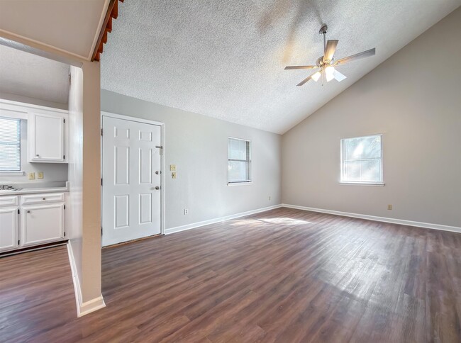 Photo - 1556 Twin Lakes Cir