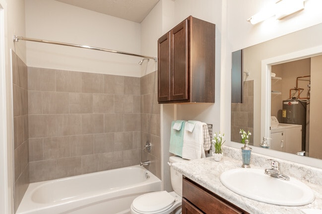 2BR, 2BA - B1/1,085 SF - Bathroom