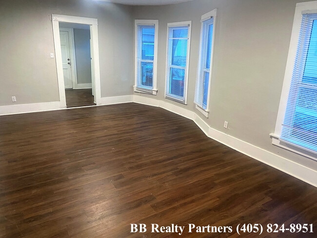 Photo - 1121 S Quaker Ave