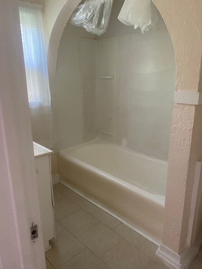 Photo - 2 bed 1 bath for lease near downtown