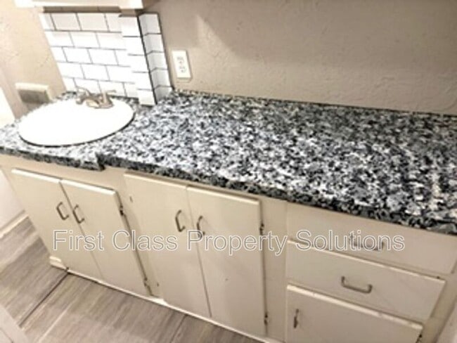 Photo - 404 S Burdick St