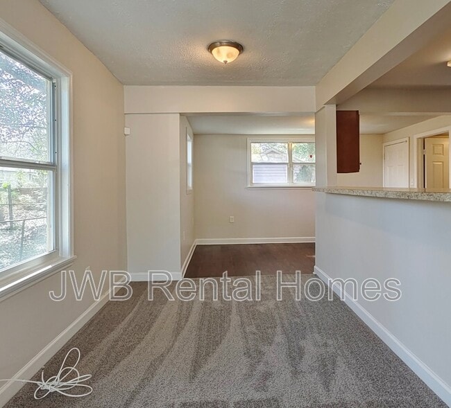 Photo - 616 E 61st St