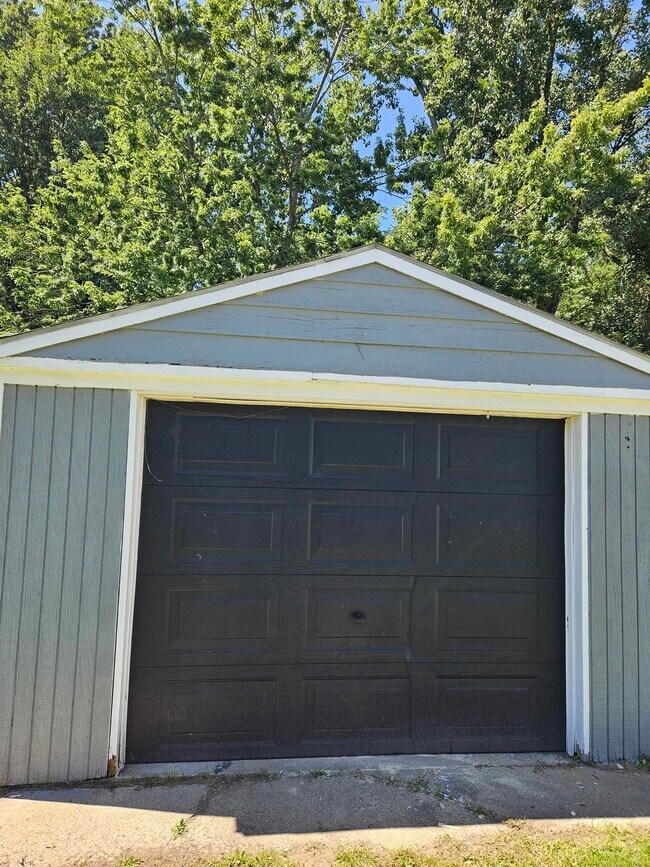 Photo - 1635 Giddings Rd