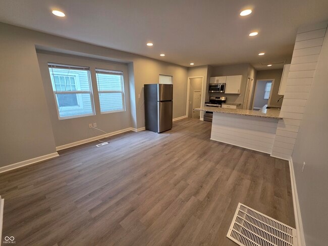 Photo - 834 Lasalle St