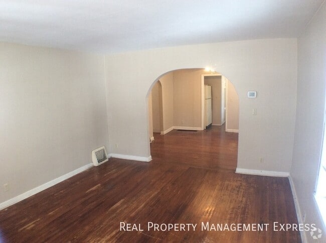 Building Photo - 2 Bedroom 1 Bathroom Lower Level Unit Clos... Rental