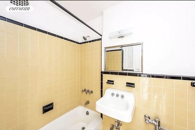 Photo - 409 E 87th St