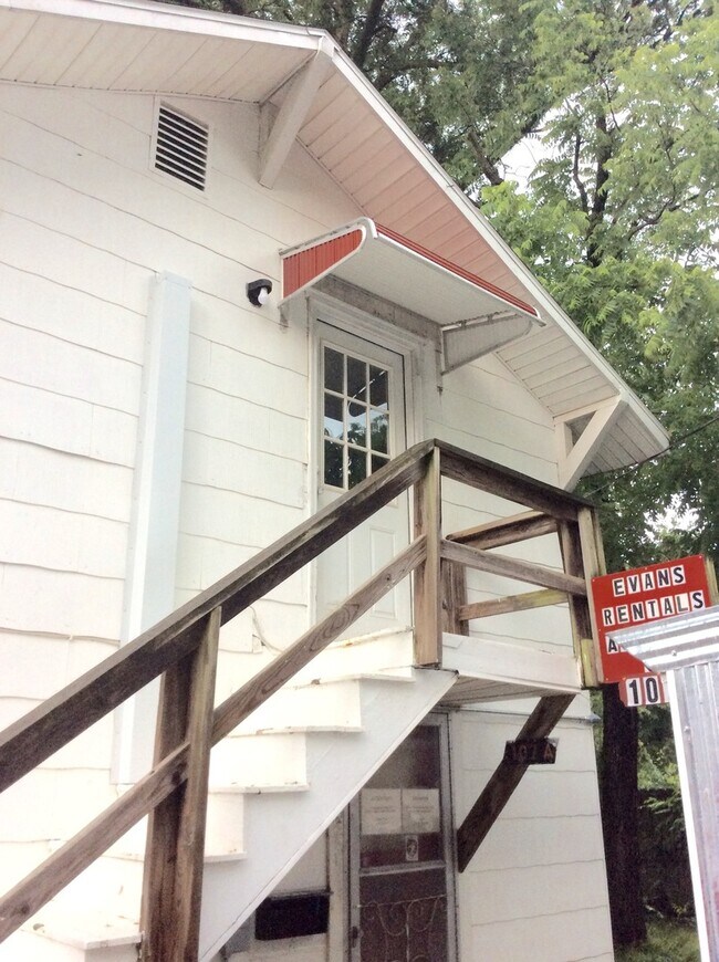 Building Photo - Nice 1 bedroom 1 bath Apt., great location Walking distance to PSU.. ALL UTILITIES Included excep...