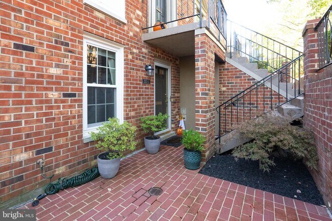 Photo - 3231 Sutton Pl NW