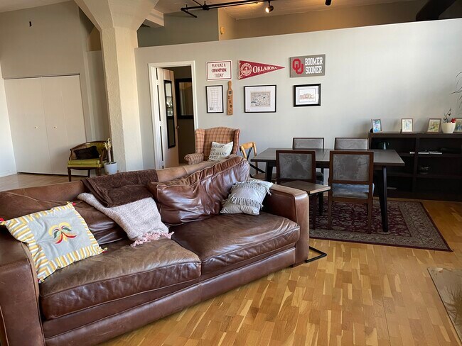 Living Room - 621 S Plymouth Ct Unit 702